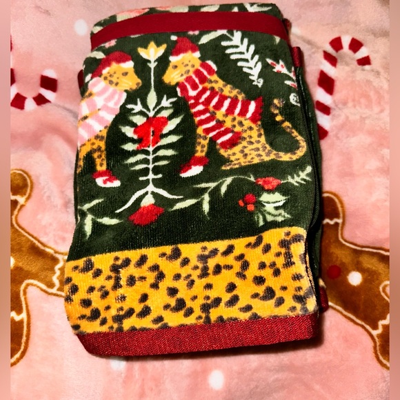 🐆NWT Envouge Cheetah Holiday Hand Towel Set of Two 🐆 - Picture 4 of 7